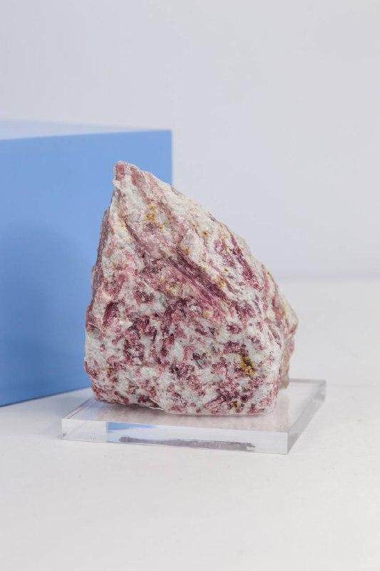 Pedra Turmalina Rubelita Bruta Base Acrílico 527 gramas