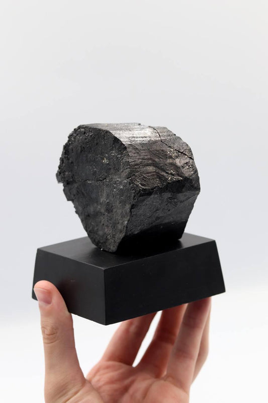 Pedra Turmalina Negra Bruta com Base Madeira Preta 684 gramas