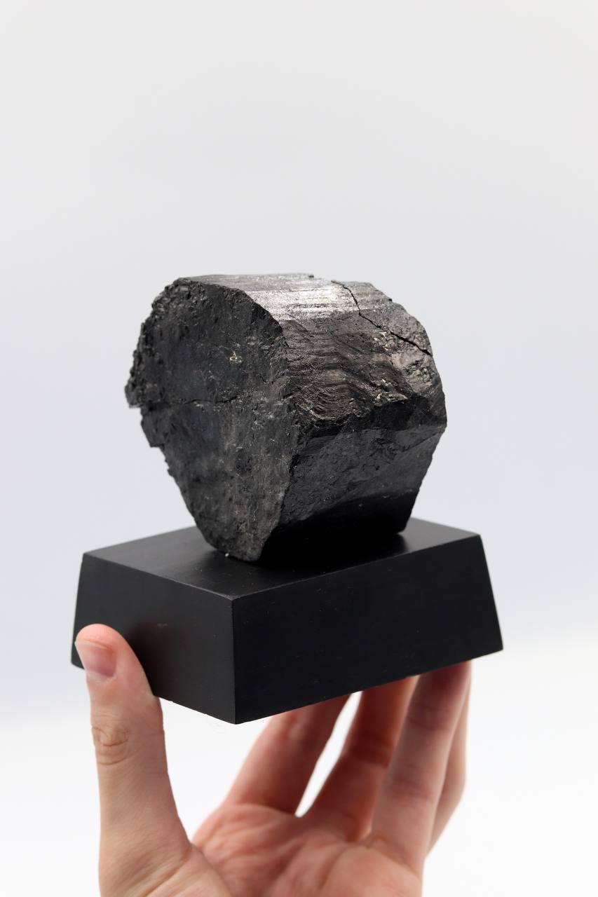 Pedra Turmalina Negra Bruta com Base Madeira Preta 684 gramas