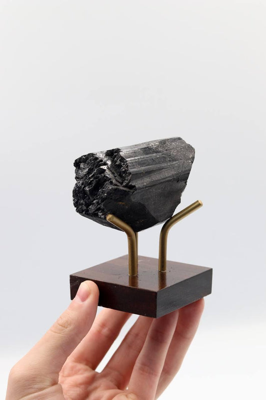 Pedra Turmalina Preta Bruta na Base Madeira Marrom