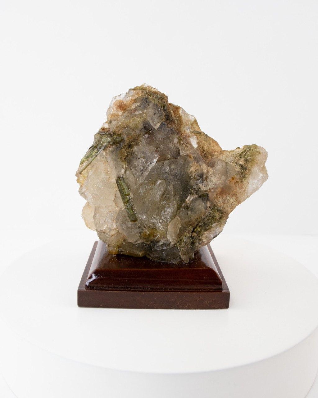 Pedra Turmalina Verde no Quartzo Bruto na Base de Madeira 256 gramas