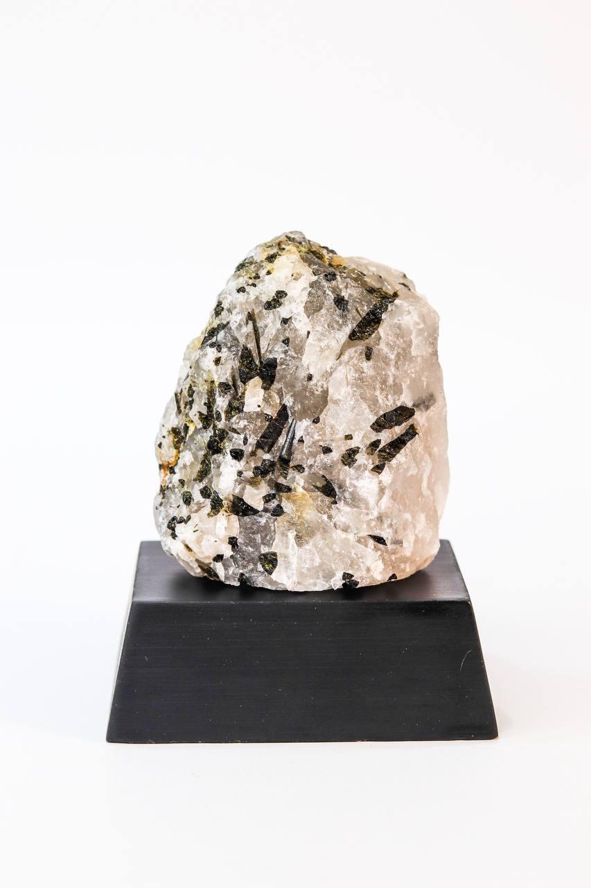 Pedra Turmalina Verde no Quartzo na Base Madeira Preta 252 a 387 gramas