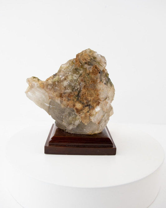 Pedra Turmalina Verde no Quartzo Bruto na Base de Madeira 256 gramas